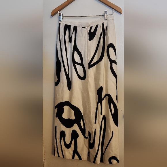 Elegant Black and White Pencil Skirt - Picture 4 of 5